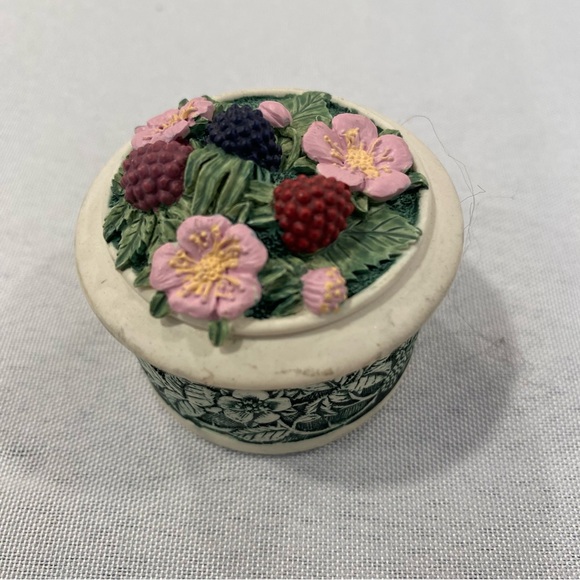 Vintage ceramic trinket box - Picture 1 of 10